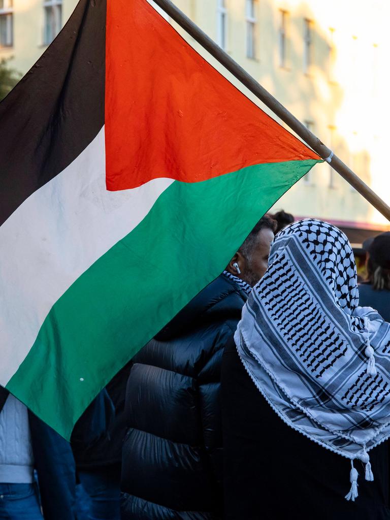 Ein Mann mit Palästinenser-Tuch und -Flagge auf einer Solidaritäts-Demonstration mit Palästina in Berlin Kreuzberg am 21. Oktober 2023.