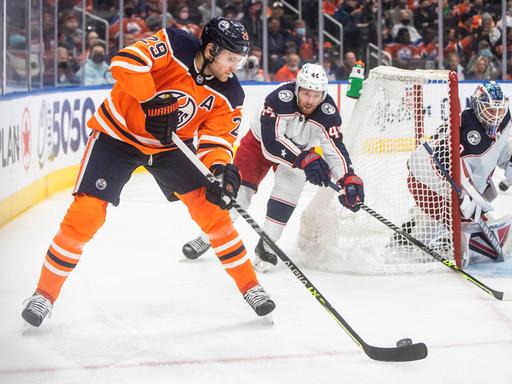 Eishockey-Star Leon Draisaitl (l.) kann wohl nicht an den Olympischen Winterspielen in Peking teilnehmen.