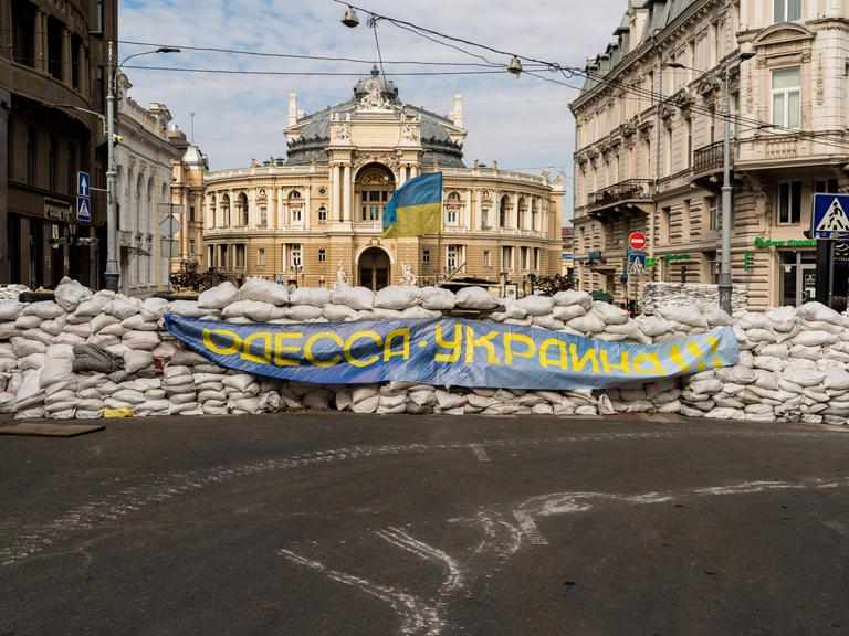 Barrikaden aus Sandsäcken vor dem Opernhaus in Odessa