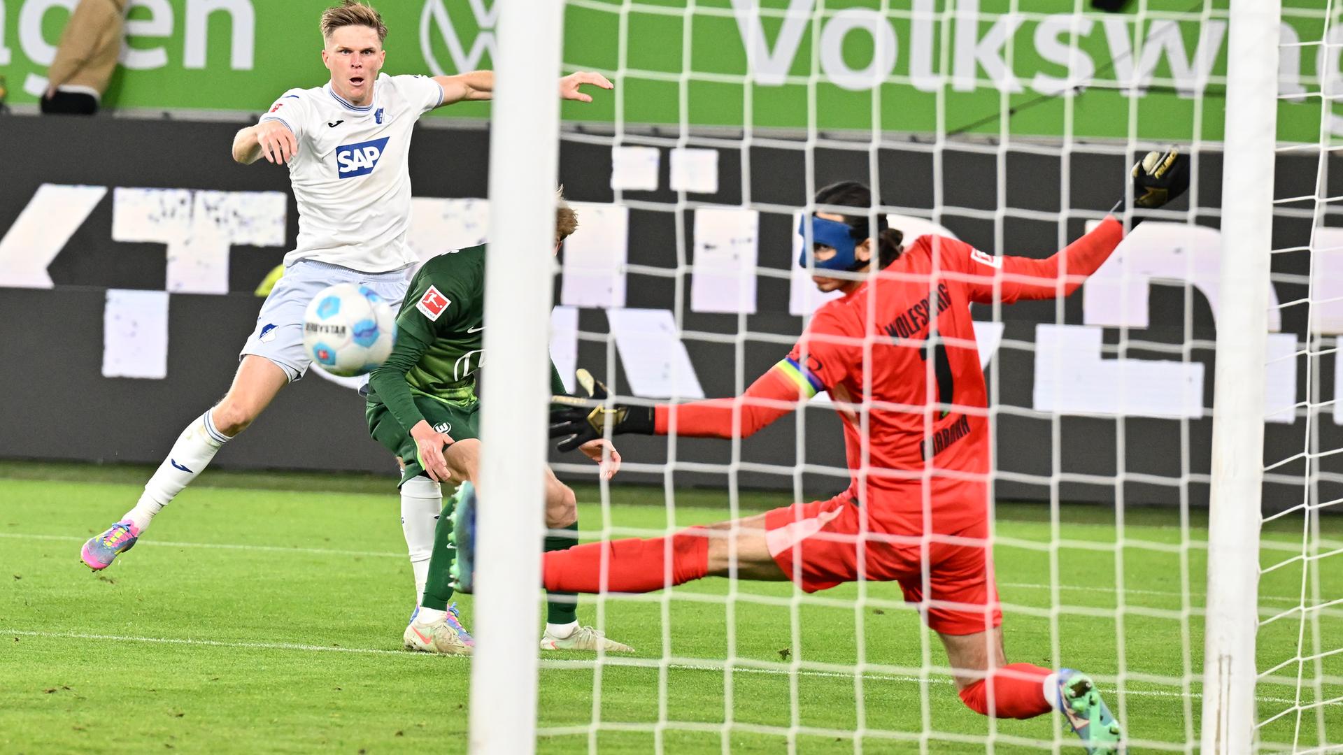 Eine Spielszene: Hoffenheims Marius Bulter schießt auf das Tor.