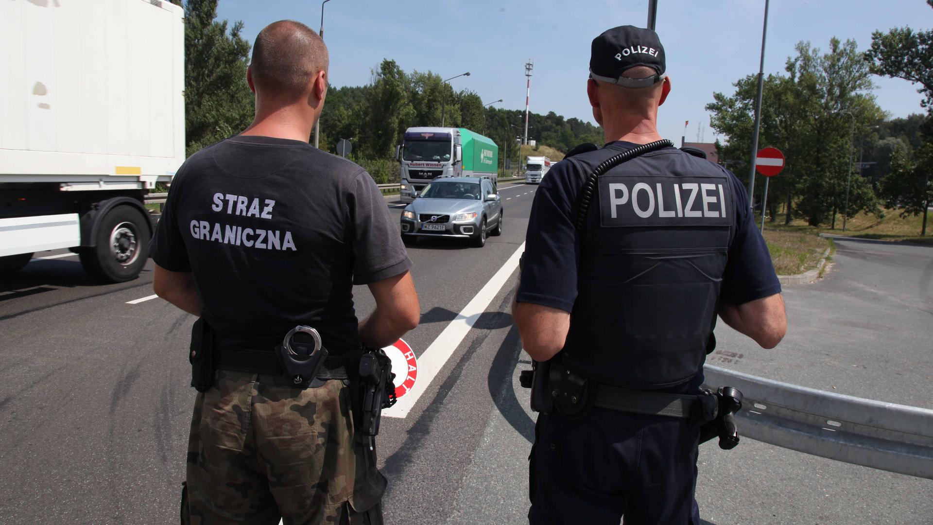 Zwei Grenzpolizisten bei der länderübergreifenden Zusammenarbeit an der deutsch-polnischen Grenze zur Bekämpfung von Schleuserkriminalität.
