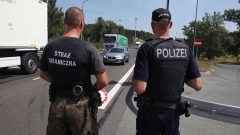 Zwei Grenzpolizisten bei der länderübergreifenden Zusammenarbeit an der deutsch-polnischen Grenze zur Bekämpfung von Schleuserkriminalität.