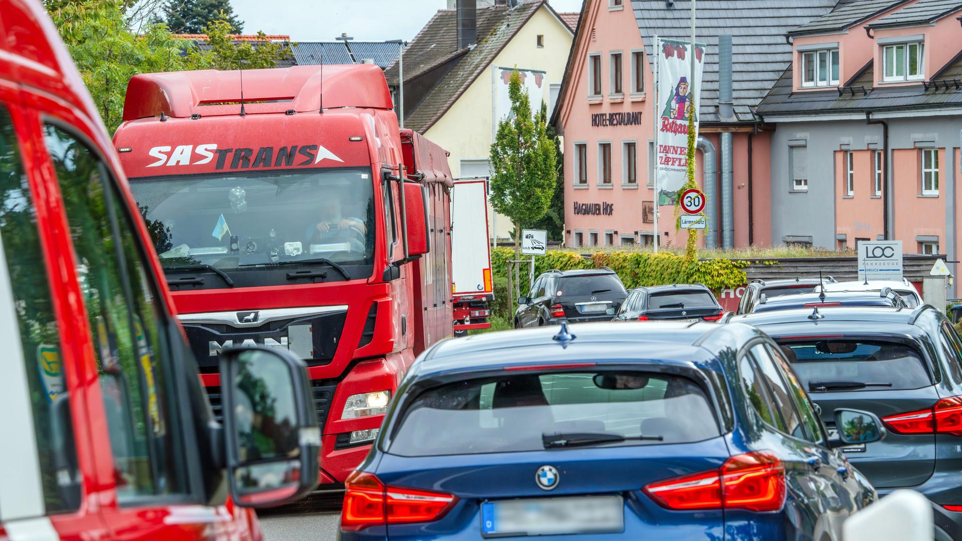 Stau auf der B31 in Hagnau am Bodensee