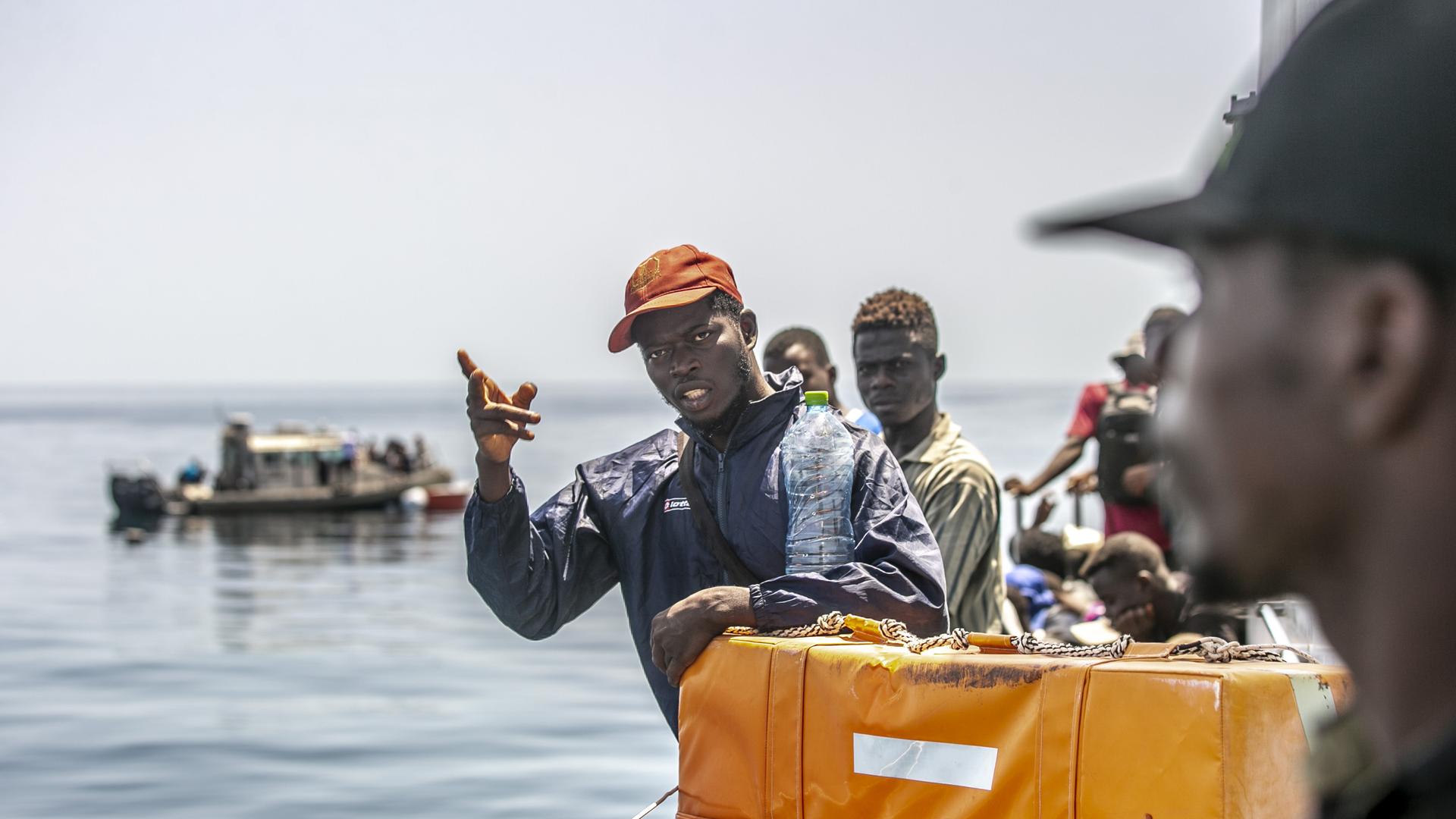 
Zu sehen ist die Küstenwache der tunesischen Nationalgardebei einem Einsatz vor der Stadt Sfax gegen Migranten durchführt, die Europa über das Mittelmeer erreichen wollen. 




