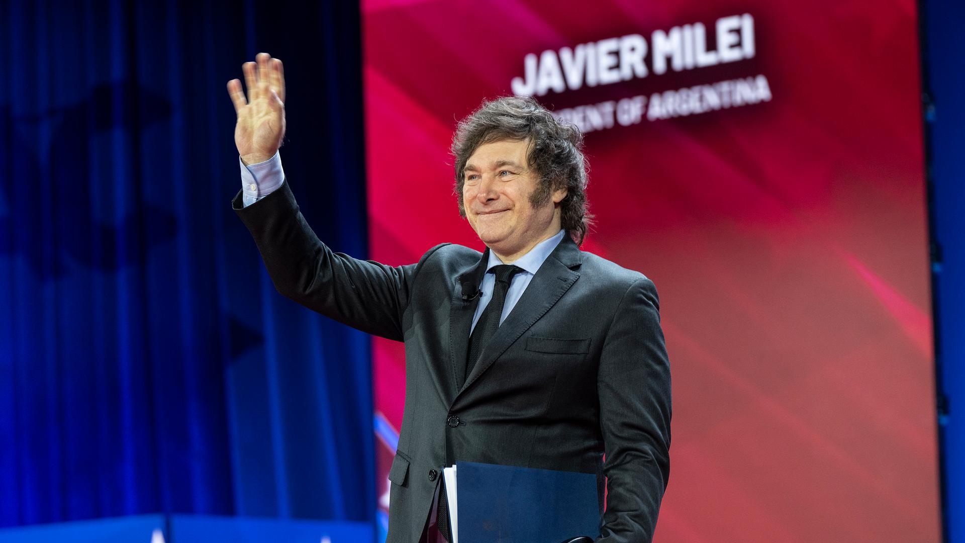 Argentiniens Präsident Javier Milei winkt