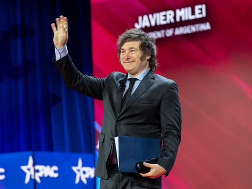 Argentiniens Präsident Javier Milei winkt