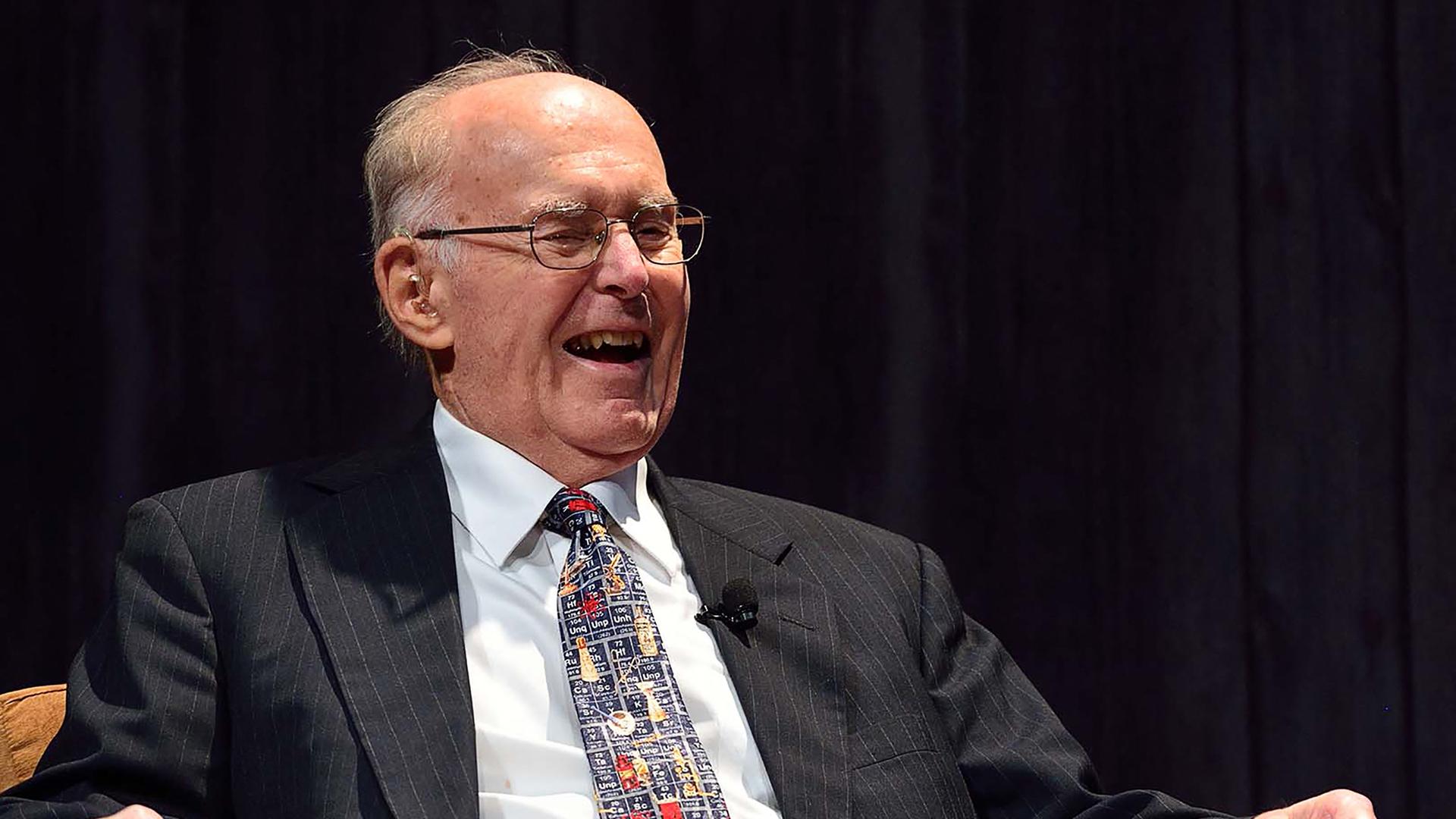 Gordon Moore lächelnd bei einem Gespräch. Gordon Moore lächelnd bei einem Gespräch.