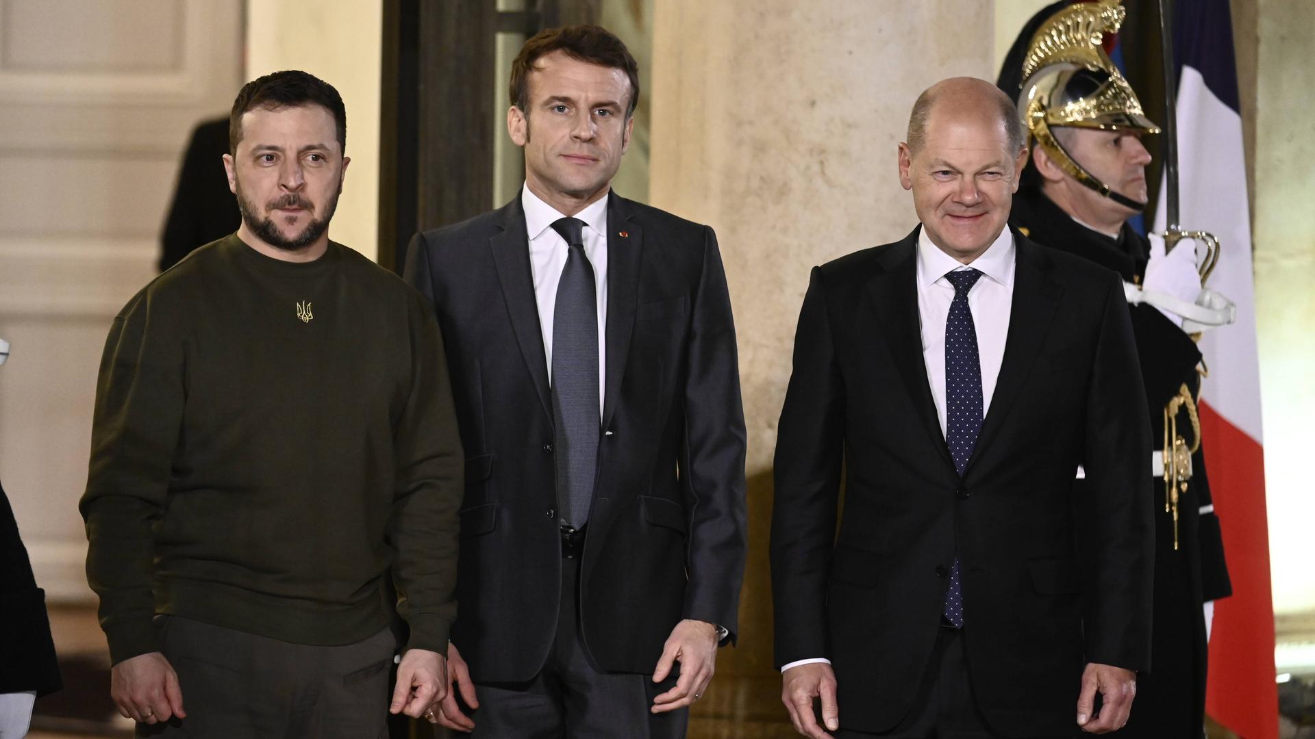 Emmanuel Macron (Mitte), Wolodymyr Selenskyj (li.) und Olaf Scholz beim offiziellen Empfang in Paris.