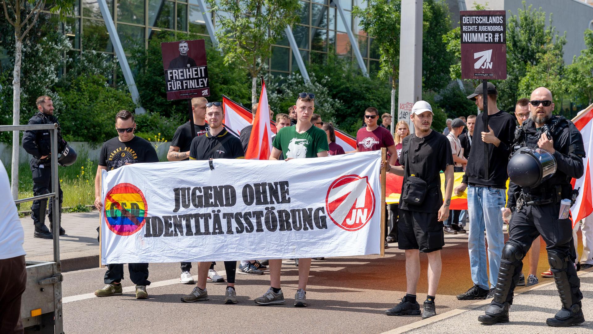 Rechtsextremer Anti-CSD-Protests am 31. Mai 2025 in Dresden. Junge Nationalisten (JN), Jugendorganisation der Partei Die Heimat, demonstrieren mit rund 150 Teilnehmenden gegen den CSD. Teilnehmer tragen das Frontbanner "Jugend ohne Identitätsstörung". Rechtsextremer Anti-CSD-Protests am 31. Mai 2025 in Dresden. Junge Nationalisten (JN), Jugendorganisation der Partei Die Heimat, demonstrieren mit rund 150 Teilnehmenden gegen den CSD. Teilnehmer tragen das Frontbanner "Jugend ohne Identitätsstörung".