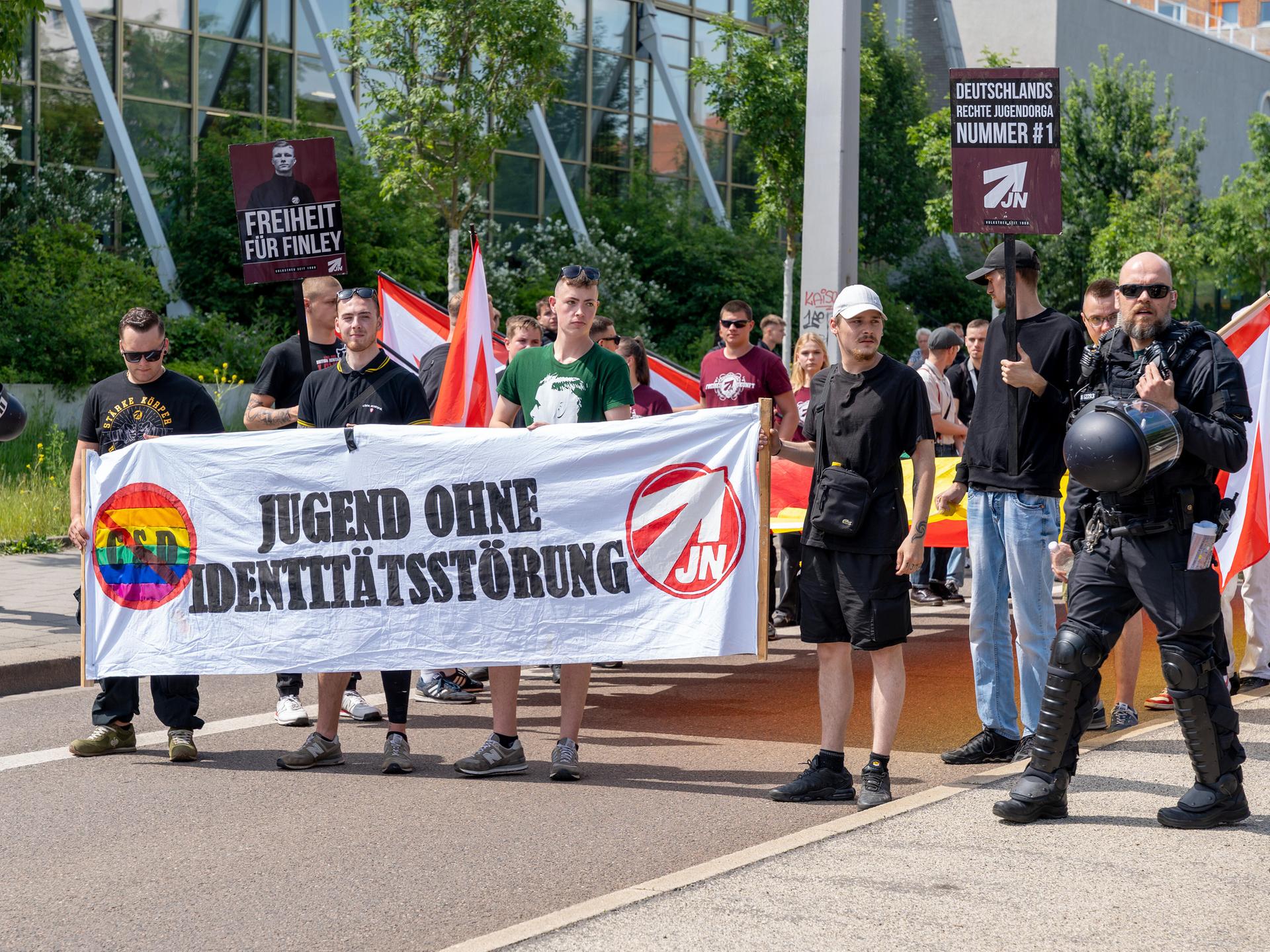 Rechtsextremer Anti-CSD-Protests am 31. Mai 2025 in Dresden. Junge Nationalisten (JN), Jugendorganisation der Partei Die Heimat, demonstrieren mit rund 150 Teilnehmenden gegen den CSD. Teilnehmer tragen das Frontbanner "Jugend ohne Identitätsstörung".