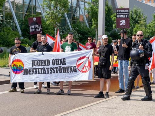 Rechtsextremer Anti-CSD-Protests am 31. Mai 2025 in Dresden. Junge Nationalisten (JN), Jugendorganisation der Partei Die Heimat, demonstrieren mit rund 150 Teilnehmenden gegen den CSD. Teilnehmer tragen das Frontbanner "Jugend ohne Identitätsstörung".