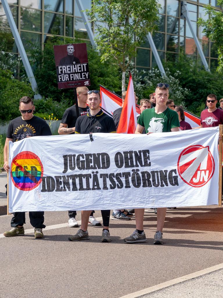 Rechtsextremer Anti-CSD-Protests am 31. Mai 2025 in Dresden. Junge Nationalisten (JN), Jugendorganisation der Partei Die Heimat, demonstrieren mit rund 150 Teilnehmenden gegen den CSD. Teilnehmer tragen das Frontbanner "Jugend ohne Identitätsstörung".