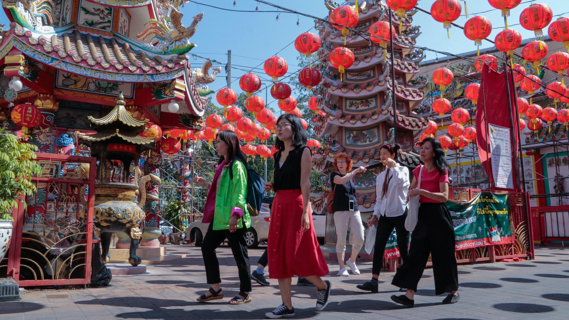 Chinesische Touristinnen bei einer Tour ím Tempel Pung Tao Gong in der Provinz Chiang Mai.