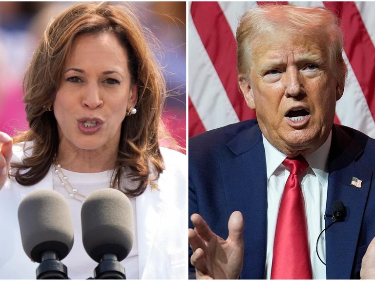 Auf der linken Seite sieht man Kamala Harris in einem weißen Hosenanzug eine Rede halten, auf der rechten ist Donald Trump vor einem Rednerpult zu sehen. 