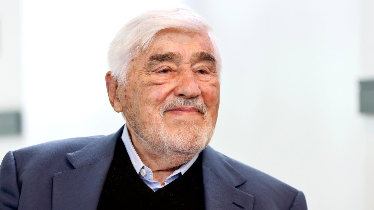 Schauspieler Mario Adorf lächelt bei einem Pressetermin im Eifelmuseum bei der Premiere von 'Peterchens Mondfahrt' bei den Burgfestspielen Mayen auf der Genovevaburg in Mayen am 02.06.2024