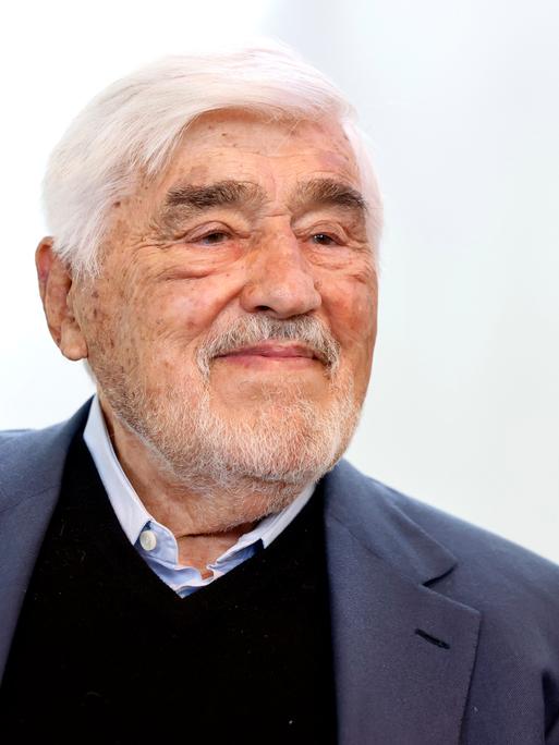 Schauspieler Mario Adorf (93) lächelt bei einem Pressetermin im Eifelmuseum bei der Premiere von 'Peterchens Mondfahrt' bei den Burgfestspielen Mayen auf der Genovevaburg in Mayen am 02.06.2024