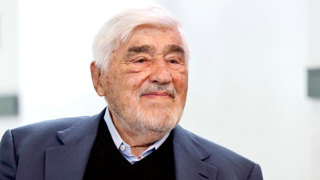 Der Schauspieler Mario Adorf lächelt.
