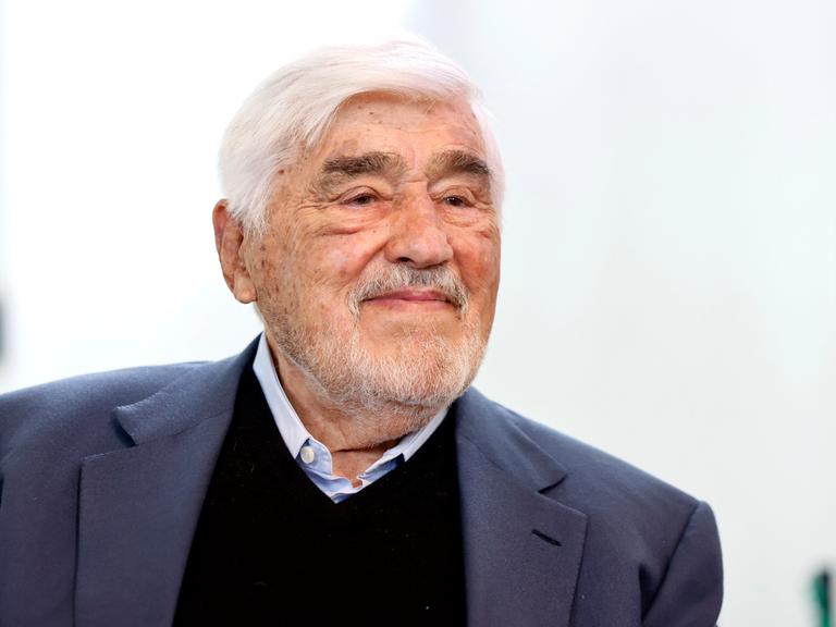Schauspieler Mario Adorf (93) lächelt bei einem Pressetermin im Eifelmuseum bei der Premiere von 'Peterchens Mondfahrt' bei den Burgfestspielen Mayen auf der Genovevaburg in Mayen am 02.06.2024