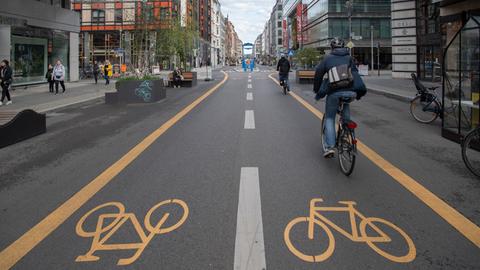 Radfahrer fahren in Berlin auf einem gekennzeichneten Radweg.