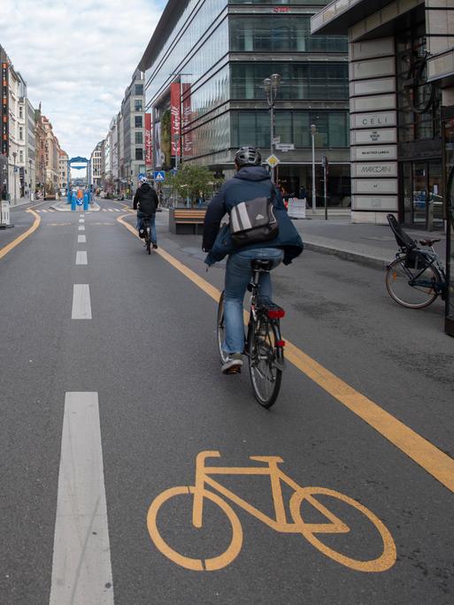 Radfahrer fahren in Berlin auf einem gekennzeichneten Radweg.