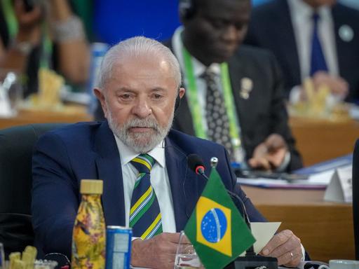 Gastgeber Lula da Silva, Präsident von Brasilien, nimmt beim G20-Gipfel an der ersten Arbeitssitzung teil. 