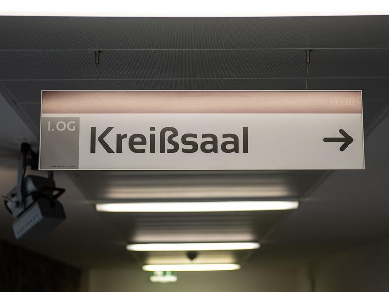 Das Schild "Kreißsaal" hängt in einem Flur eines Krankenhauses von der Decke.