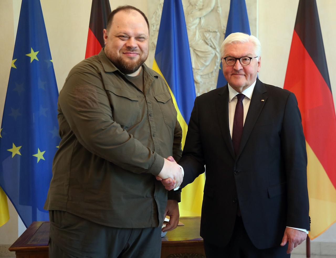 Berlin: Bundespräsident Frank-Walter Steinmeier (r) empfängt im Schloss Bellevue den Präsidenten des ukrainischen Parlaments, Ruslan Stefantschuk.