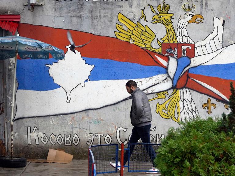 Ein Mann geht an einem Graffiti vorbei, das die Verbundenheit von Serbien und Russland zum Thema hat.