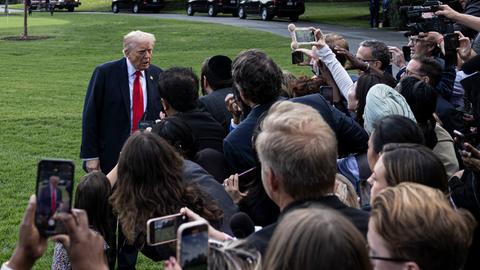 US-Präsident Donald Trump spricht zu mehreren Pressevertretern