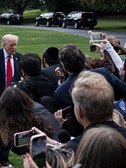 US-Präsident Donald Trump spricht zu mehreren Pressevertretern US-Präsident Donald Trump spricht zu mehreren Pressevertretern