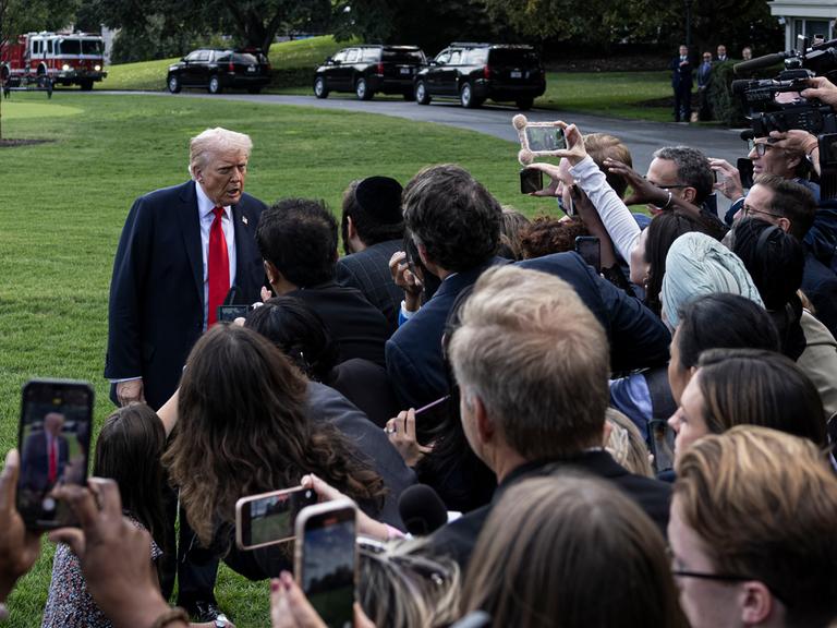 US-Präsident Donald Trump spricht zu mehreren Pressevertretern US-Präsident Donald Trump spricht zu mehreren Pressevertretern