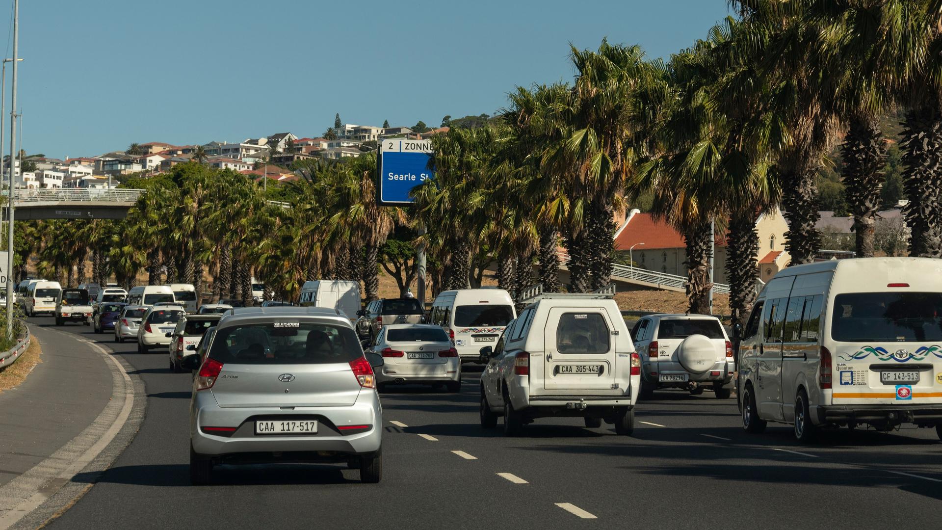 Starker Pendlerverkehr auf einer mehrspurigen Strasse in Kapstadt, Südafrika.