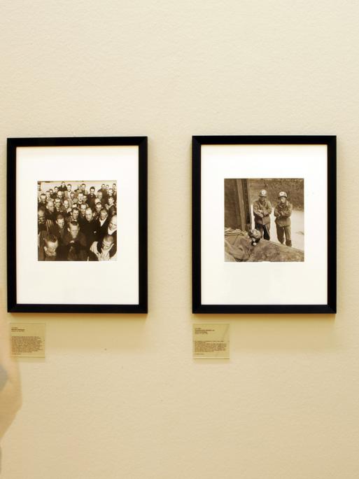 Eine junge Frau sieht sich in der Ausstellung "Lee Miller: Fotografien 1930 - 1970" im Kunstmuseum in Wolfsburg die Fotos der amerikanischen Kriegsreporterin aus deutschen Konzentrationslagern an.