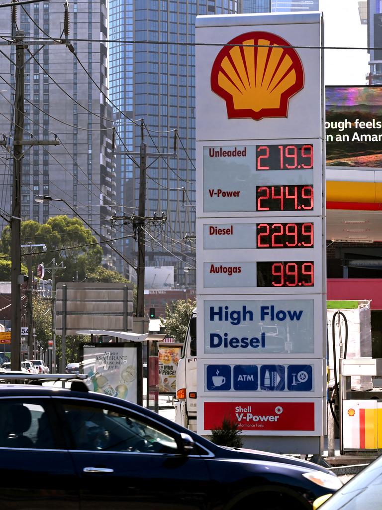 Ein Schild an einer Tankstelle in Melbourne zeigt im März 2026 die aufgrund des Nahostkonflikts stark gestiegenen Preise für Benzin und Diesel an. Im Hintergrund sind Hochhäuser zu sehen.