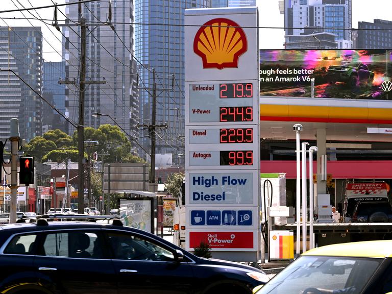 Ein Schild an einer Tankstelle in Melbourne zeigt im März 2026 die aufgrund des Nahostkonflikts stark gestiegenen Preise für Benzin und Diesel an. Im Hintergrund sind Hochhäuser zu sehen.