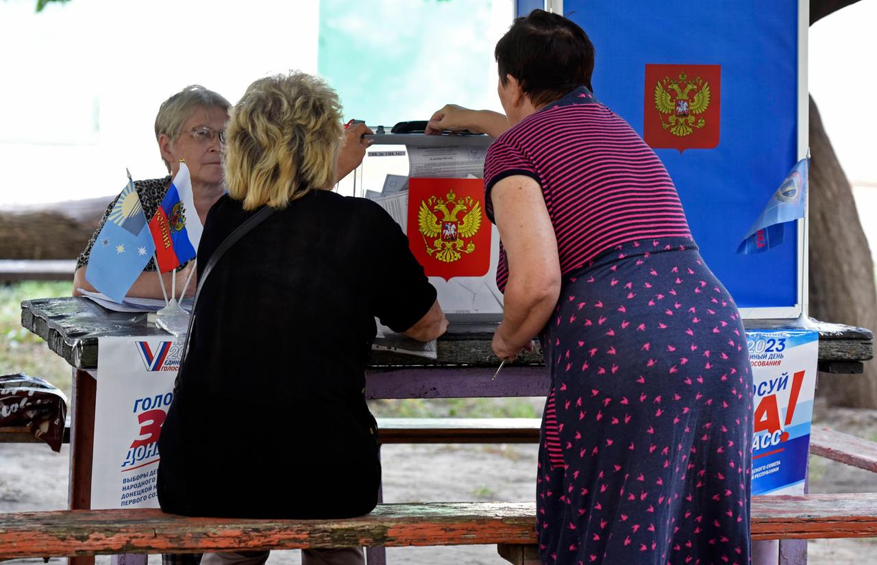 Frauen wählen an einem mobilen Wahlbüro in der ukrainischen Stadt Makijiwka bei Donezk, die von Russland völkerrechtwidrig annektiert wurde.