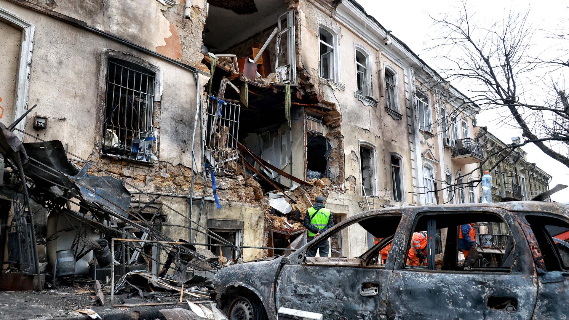 Ein dreistöckiges Wohngebäude, das durch einen russischen Drohnenangriff zerstört wurde, ist am 19. März 2026 in Odessa, Ukraine, zu sehen.