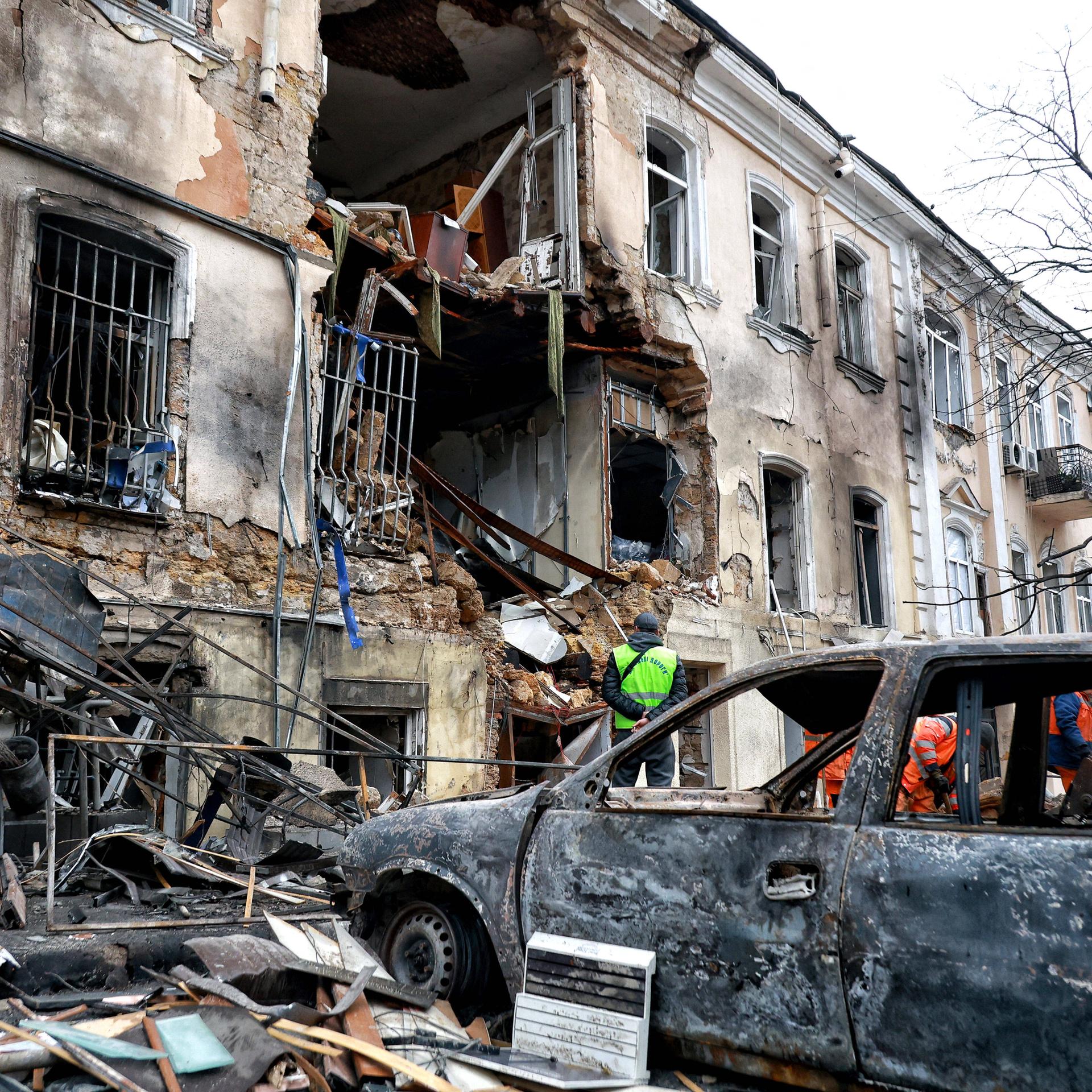 Ein dreistöckiges Wohngebäude, das durch einen russischen Drohnenangriff zerstört wurde, ist am 19. März 2026 in Odessa, Ukraine, zu sehen.