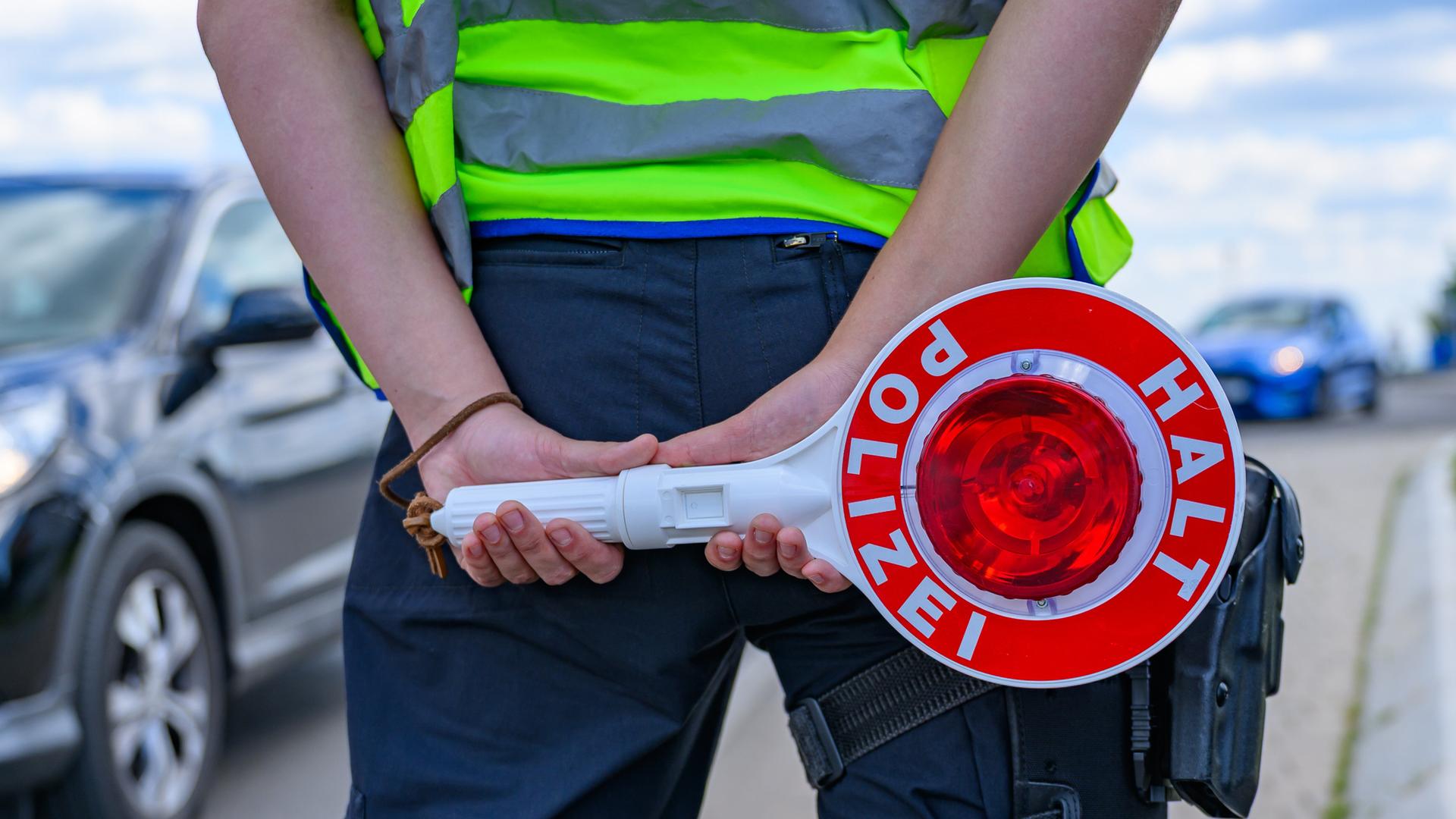 Eine Beamtin der Bundespolizei steht an der Einreisekontrolle am deutsch-polnischen Grenzübergang Stadtbrücke.