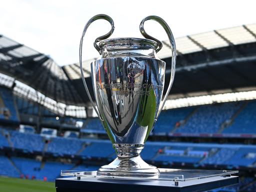 Der Pokal der Champions League im Stadion von Manchester City