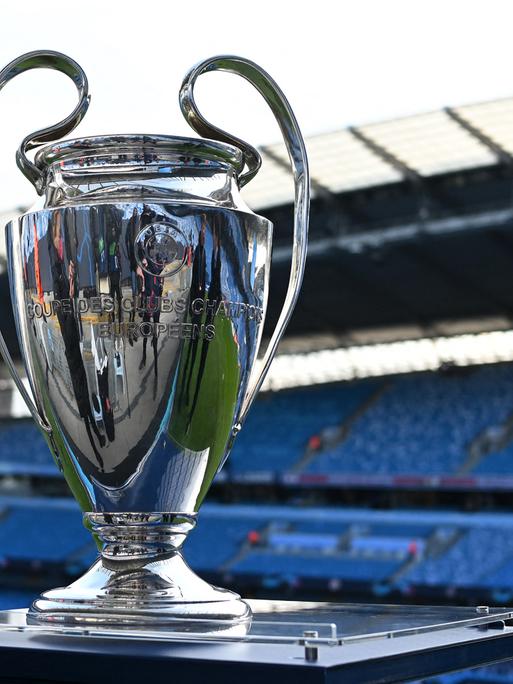 Der Pokal der Champions League im Stadion von Manchester City