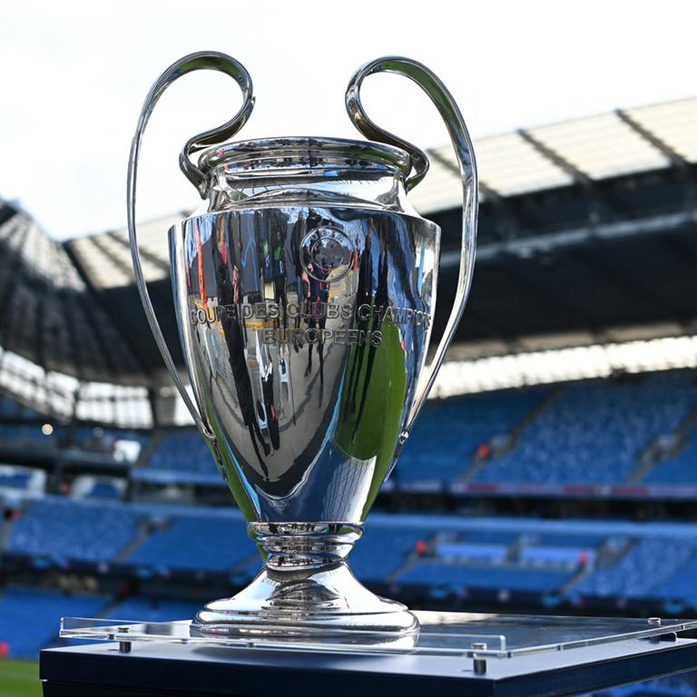 Der Pokal der Champions League im Stadion von Manchester City