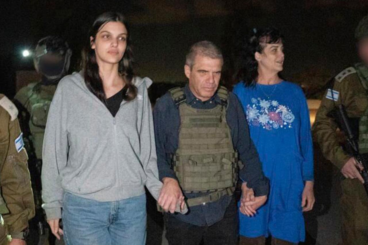 Auf diesem von der israelischen Regierung zur Verfügung gestellten Foto sind die freigelassene US-Bürgerin und ihre Tochter zu sehen. Zwischen ihnen steht Brigadegeneral Gal Hirsch (M), der Sonderkoordinator von Premierminister Netanjahu für die Rückführung der Geiseln