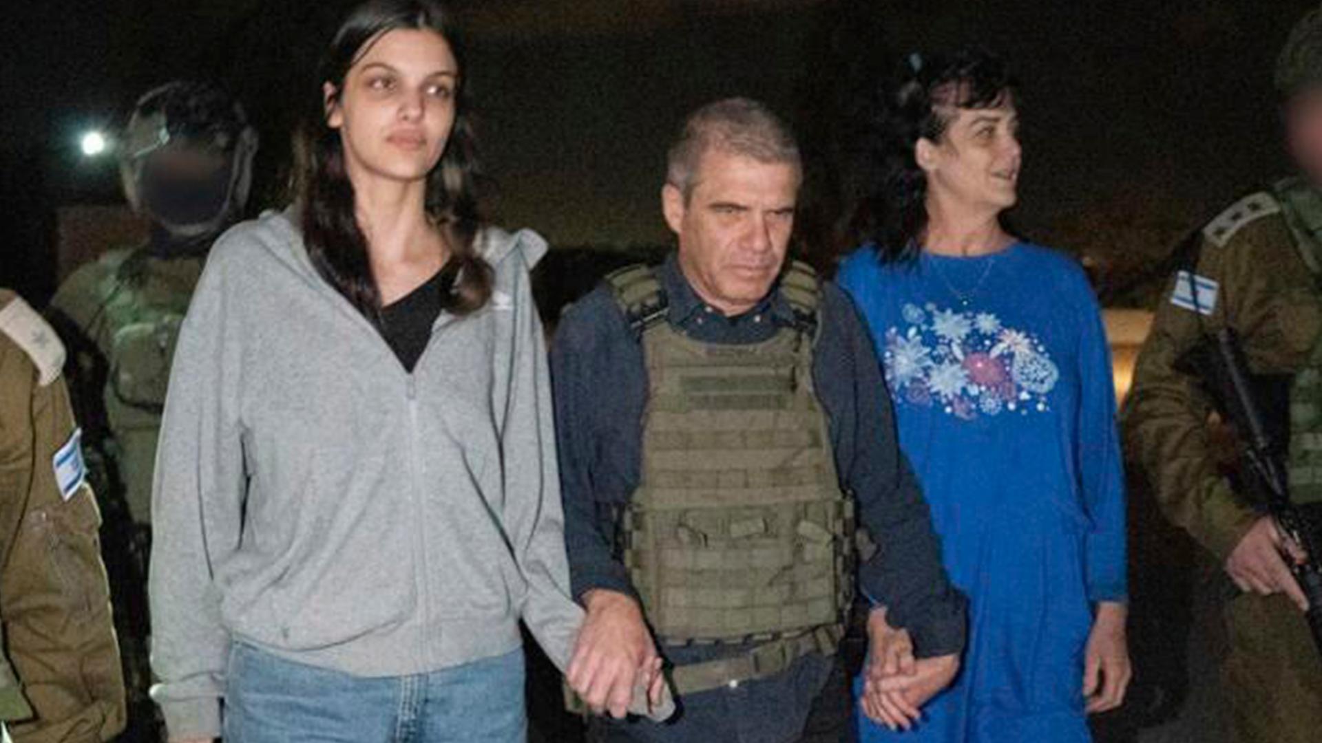 Auf diesem von der israelischen Regierung zur Verfügung gestellten Foto sind die freigelassene US-Bürgerin und ihre Tochter zu sehen. Zwischen ihnen steht Brigadegeneral Gal Hirsch (M), der Sonderkoordinator von Premierminister Netanjahu für die Rückführung der Geiseln Auf diesem von der israelischen Regierung zur Verfügung gestellten Foto sind die freigelassene US-Bürgerin und ihre Tochter zu sehen. Zwischen ihnen steht Brigadegeneral Gal Hirsch (M), der Sonderkoordinator von Premierminister Netanjahu für die Rückführung der Geiseln