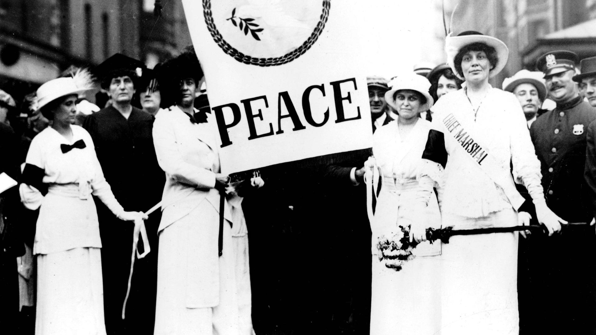 Frauen demonstrieren gegen den Ersten Weltkrieg in New York City mit einem großen "Peace"-Banner auf der Fifth Avenue im Jahr 1915.