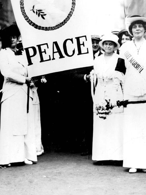Frauen demonstrieren gegen den Ersten Weltkrieg in New York City mit einem großen "Peace"-Banner auf der Fifth Avenue im Jahr 1915.