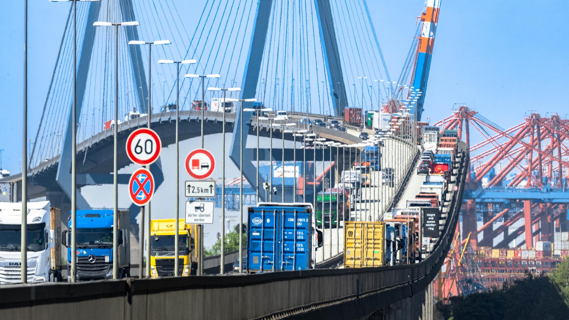 Die Köhlbrandrücke im Hafen Hamburg ist voller Autos und LKW