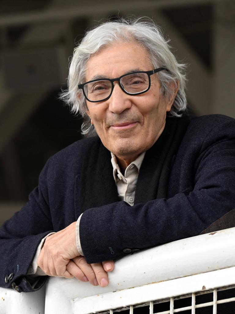 Der algerisch-französische Schriftsteller Boualem Sansal lehnt auf einem Geländer und schaut nach vorne