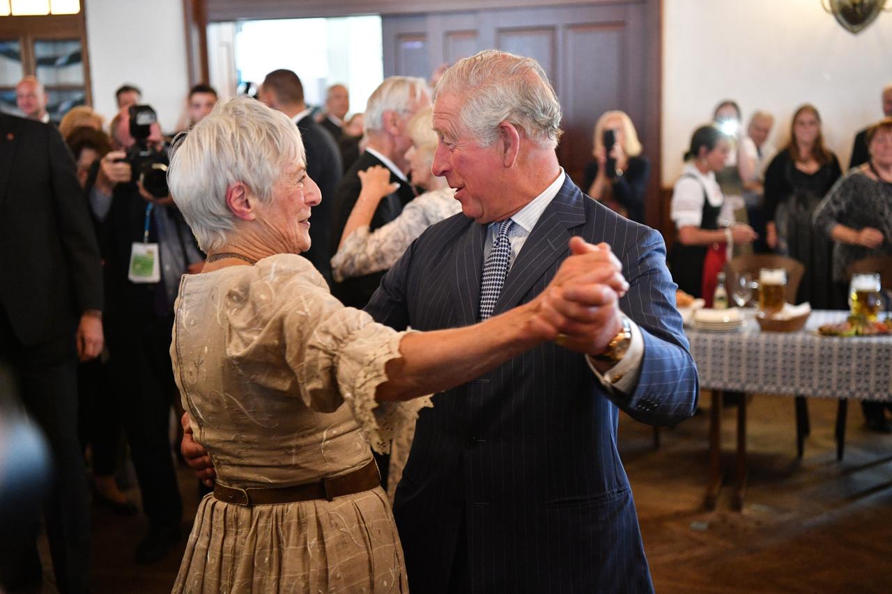 Prinz Charles tanzt mir einer älteren Frau im Hofbräuhaus.
