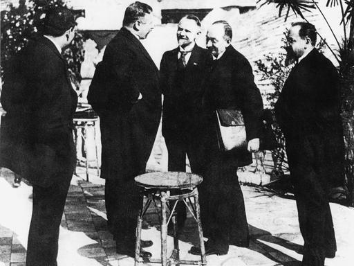 Reichskanzler Joseph Wirth (Mitte, im Profil), der sowjetische Volkskommissar für Aussenhandel Krassin (3.v.r) und der Volkskommissar des Äusseren Tschitsche- rin (2.v.r.), während der Konferenz in Rapallo.- Foto, 16. April 1922.